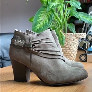 Olive green suede NATURALIZER booties